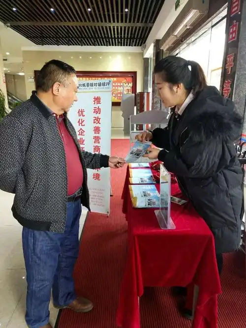 2007年进入外汇投资领域，2009年受邀为和讯网、中金在线、外汇通、汇通网等国内20几家主流门户型财经网站撰写汇市分析文章。在从业期间曾担任中信银行大连分行外汇交易顾问，为实盘客户提供交易指导建议；并开办理财知识讲座百场以上，深受学员好评。2011年4月创建大连睿喆投资顾问有限公司，并担任首席分析师；分析风格以基本面和技术面相结合，注重周期和共振的影响，多年的分析和实战经验形成自己的“趋势、周期、共振”交易系统；交易理念强调风险控制和顺势交易相结合，在控制好风险的前提下达到利润最大化，并通过准确率匹配适